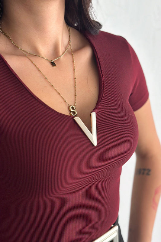 Short Sleeve V-Neck Accessorized Blouse - Burgundy