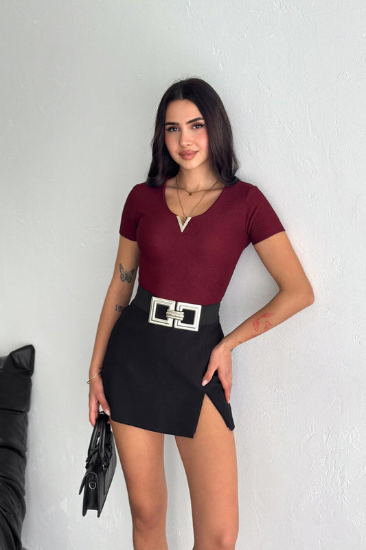 Short Sleeve V-Neck Accessorized Blouse - Burgundy